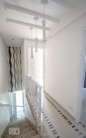 Casa de condomínio à venda com 111m², 3 quartos e 2 vagasEscada