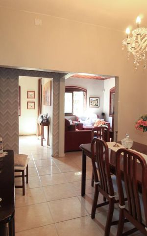 Casa à venda com 230m², 4 quartos e 2 vagas Casa à venda com 230m², 4 quartos e 2 vagasSala