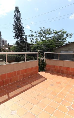 Casa à venda com 230m², 4 quartos e 2 vagas Casa à venda com 230m², 4 quartos e 2 vagasVaranda