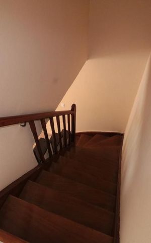 Casa à venda com 95m², 2 quartos e 1 vagaEscada de Acesso aos Dormitorios