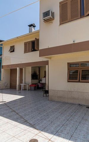 Casa à venda com 288m², 3 quartos e 4 vagas Casa à venda com 288m², 3 quartos e 4 vagasFachada