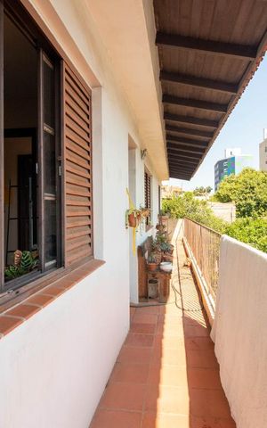 Casa à venda com 363m², 3 quartos e 1 vaga Casa à venda com 363m², 3 quartos e 1 vagaVaranda