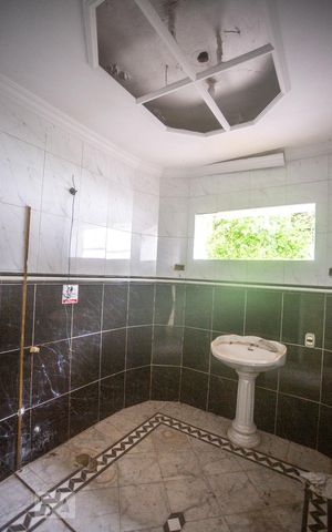 Casa à venda com 900m², 8 quartos e 10 vagas Casa à venda com 900m², 8 quartos e 10 vagasBanheiro