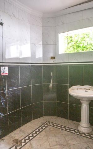 Casa à venda com 900m², 8 quartos e 10 vagas Casa à venda com 900m², 8 quartos e 10 vagasBanheiro
