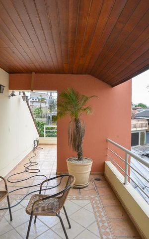 Casa à venda com 345m², 5 quartos e 4 vagas Casa à venda com 345m², 5 quartos e 4 vagasVaranda
