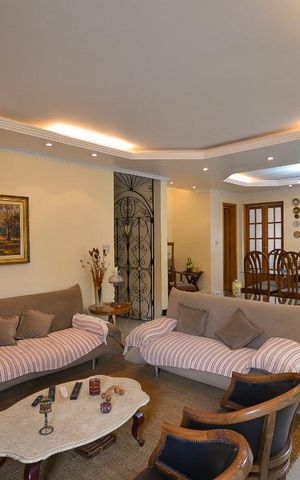 Casa à venda com 345m², 5 quartos e 4 vagas Casa à venda com 345m², 5 quartos e 4 vagasSala