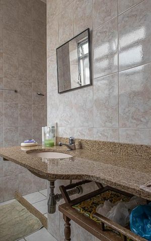 Casa à venda com 280m², 4 quartos e 4 vagas Casa à venda com 280m², 4 quartos e 4 vagasBanheiro Suíte
