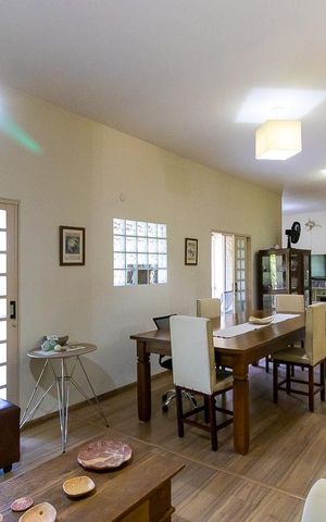 Casa à venda com 340m², 4 quartos e 6 vagas Casa à venda com 340m², 4 quartos e 6 vagasSala