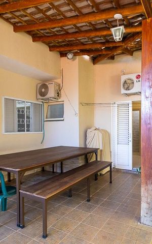 Casa à venda com 340m², 4 quartos e 6 vagas Casa à venda com 340m², 4 quartos e 6 vagasQuintal - Varanda