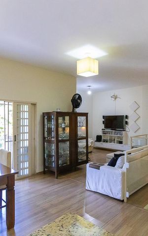 Casa à venda com 340m², 4 quartos e 6 vagas Casa à venda com 340m², 4 quartos e 6 vagasSala