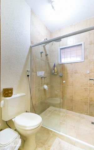 Casa à venda com 340m², 4 quartos e 6 vagas Casa à venda com 340m², 4 quartos e 6 vagasBanheiro das suítes americanas