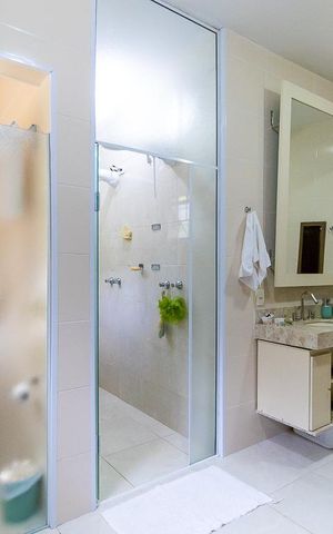 Casa à venda com 340m², 4 quartos e 6 vagas Casa à venda com 340m², 4 quartos e 6 vagasBanheiro da suíte 1