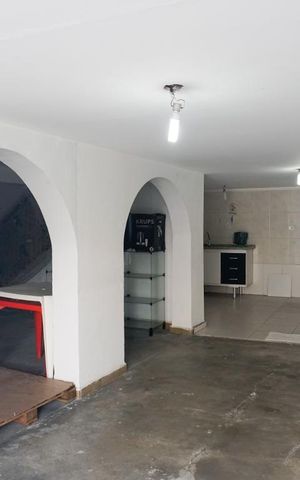 Casa à venda com 270m², 3 quartos e 4 vagasSalão na Parte de Baixo