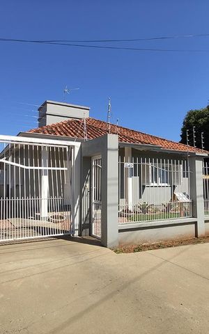 Casa à venda com 160m², 2 quartos e 2 vagas Casa à venda com 160m², 2 quartos e 2 vagasFachada