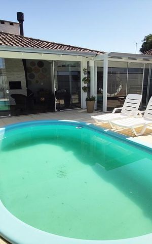Casa à venda com 160m², 2 quartos e 2 vagas Casa à venda com 160m², 2 quartos e 2 vagasPiscina