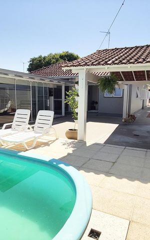 Casa à venda com 160m², 2 quartos e 2 vagas Casa à venda com 160m², 2 quartos e 2 vagasPiscina
