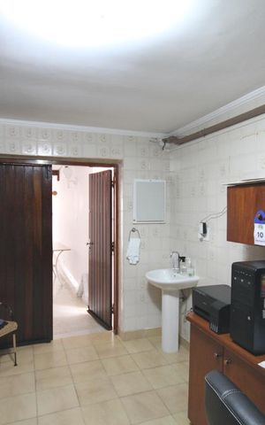 Casa de condomínio à venda com 300m², 3 quartos e 3 vagasEscritório