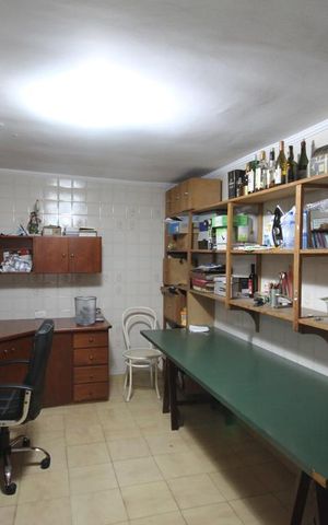Casa de condomínio à venda com 300m², 3 quartos e 3 vagasEscritório