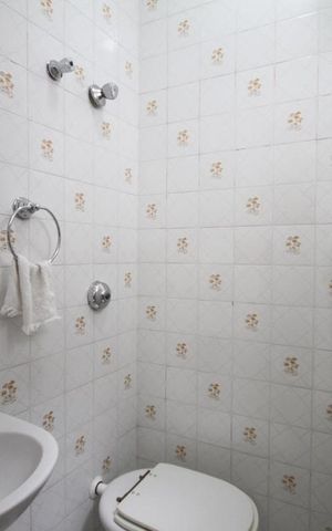 Casa de condomínio à venda com 300m², 3 quartos e 3 vagasBanheiro de Serviço