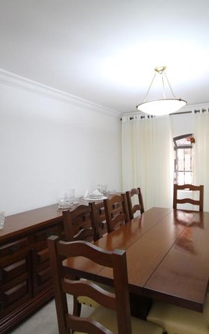 Casa de condomínio à venda com 300m², 3 quartos e 3 vagasSala