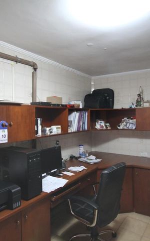 Casa de condomínio à venda com 300m², 3 quartos e 3 vagasEscritório