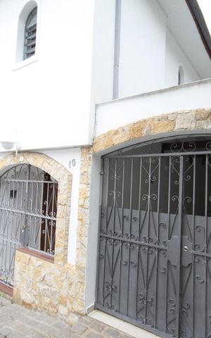 Casa de condomínio à venda com 300m², 3 quartos e 3 vagasFachada