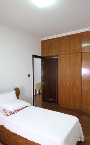 Casa de condomínio à venda com 300m², 3 quartos e 3 vagasQuarto 2