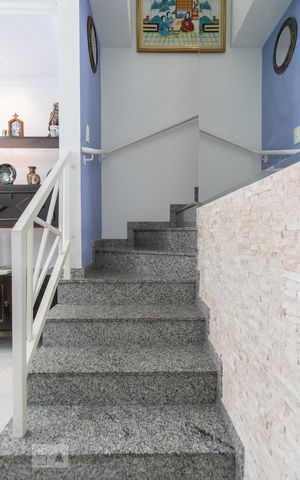 Casa de condomínio à venda com 97m², 2 quartos e 2 vagas Casa de condomínio à venda com 97m², 2 quartos e 2 vagasEscadas