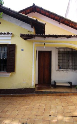 Casa à venda com 236m², 5 quartos e 2 vagasFachada