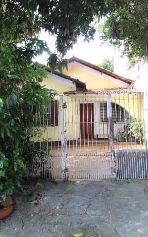 Casa à venda com 236m², 5 quartos e 2 vagasFachada