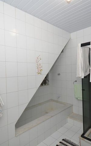 Casa à venda com 240m², 3 quartos e 2 vagasBanheiro da Suíte 1