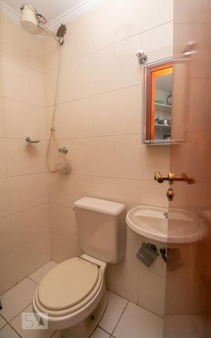 Apartamento à venda com 150m², 3 quartos e 3 vagas Apartamento à venda com 150m², 3 quartos e 3 vagasBanheiro de Serviço