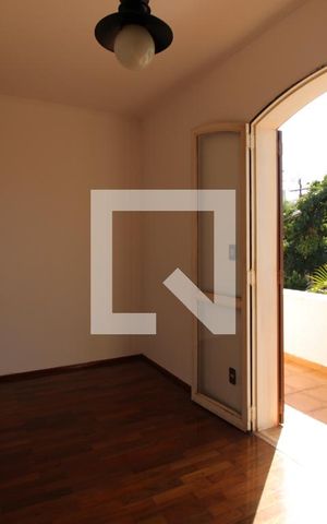 Casa à venda com 323m², 3 quartos e 4 vagasAntessala (1º andar)