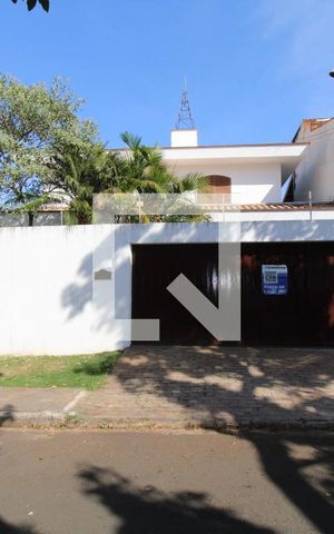 Casa à venda com 323m², 3 quartos e 4 vagasFachada