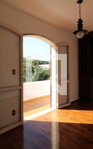 Casa à venda com 323m², 3 quartos e 4 vagasAntessala (1º andar)