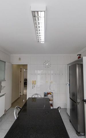Casa de condomínio à venda com 399m², 4 quartos e 8 vagas Casa de condomínio à venda com 399m², 4 quartos e 8 vagasCozinha