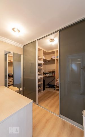 Casa de condomínio à venda com 399m², 4 quartos e 8 vagas Casa de condomínio à venda com 399m², 4 quartos e 8 vagasCloset/Quarto/escritório