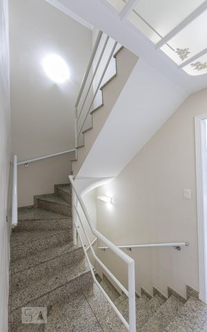 Casa de condomínio à venda com 399m², 4 quartos e 8 vagas Casa de condomínio à venda com 399m², 4 quartos e 8 vagasEscada