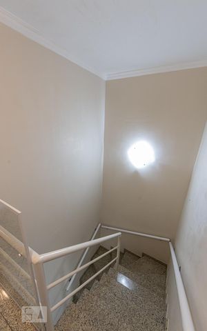 Casa de condomínio à venda com 399m², 4 quartos e 8 vagas Casa de condomínio à venda com 399m², 4 quartos e 8 vagasEscada
