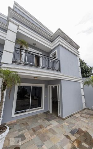 Casa de condomínio à venda com 399m², 4 quartos e 8 vagas Casa de condomínio à venda com 399m², 4 quartos e 8 vagasFachada casa
