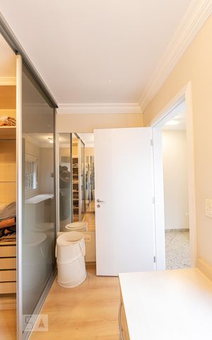 Casa de condomínio à venda com 399m², 4 quartos e 8 vagas Casa de condomínio à venda com 399m², 4 quartos e 8 vagasCloset/Quarto/escritório