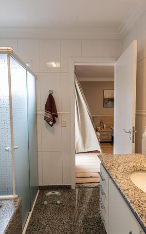 Casa de condomínio à venda com 399m², 4 quartos e 8 vagas Casa de condomínio à venda com 399m², 4 quartos e 8 vagasBanheiro Suite 2