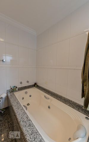 Casa de condomínio à venda com 399m², 4 quartos e 8 vagas Casa de condomínio à venda com 399m², 4 quartos e 8 vagasBanheiro Suite 2