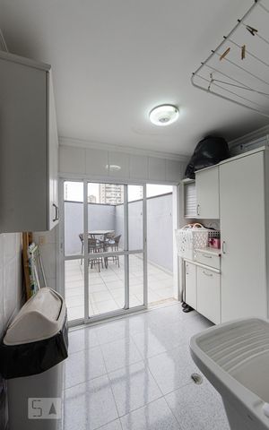 Casa de condomínio à venda com 399m², 4 quartos e 8 vagas Casa de condomínio à venda com 399m², 4 quartos e 8 vagasÁrea de Serviço