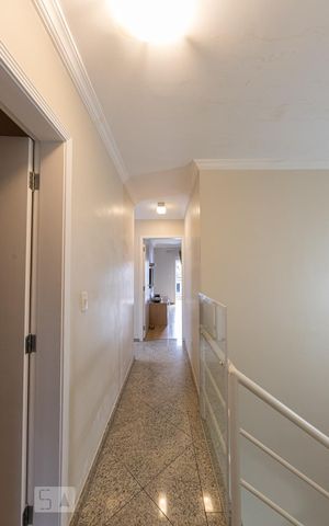 Casa de condomínio à venda com 399m², 4 quartos e 8 vagas Casa de condomínio à venda com 399m², 4 quartos e 8 vagasCorredor