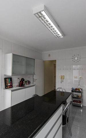 Casa de condomínio à venda com 399m², 4 quartos e 8 vagas Casa de condomínio à venda com 399m², 4 quartos e 8 vagasCozinha