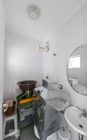 Casa de condomínio à venda com 399m², 4 quartos e 8 vagas Casa de condomínio à venda com 399m², 4 quartos e 8 vagasBanheiro de Serviço