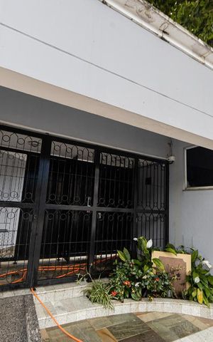 Casa de condomínio à venda com 399m², 4 quartos e 8 vagas Casa de condomínio à venda com 399m², 4 quartos e 8 vagasFachada