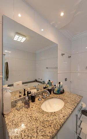 Casa de condomínio à venda com 399m², 4 quartos e 8 vagas Casa de condomínio à venda com 399m², 4 quartos e 8 vagasBanheiro Suite 2