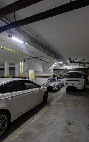 Casa de condomínio à venda com 399m², 4 quartos e 8 vagas Casa de condomínio à venda com 399m², 4 quartos e 8 vagasGaragem
